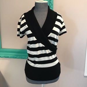 Black/white wrap top